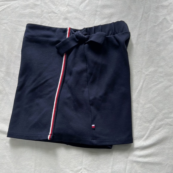 Girls Tommy Hilfiger & Old Navy bundle (4) -1 skort, 1 hoodie 2 tops - Picture 5 of 6
